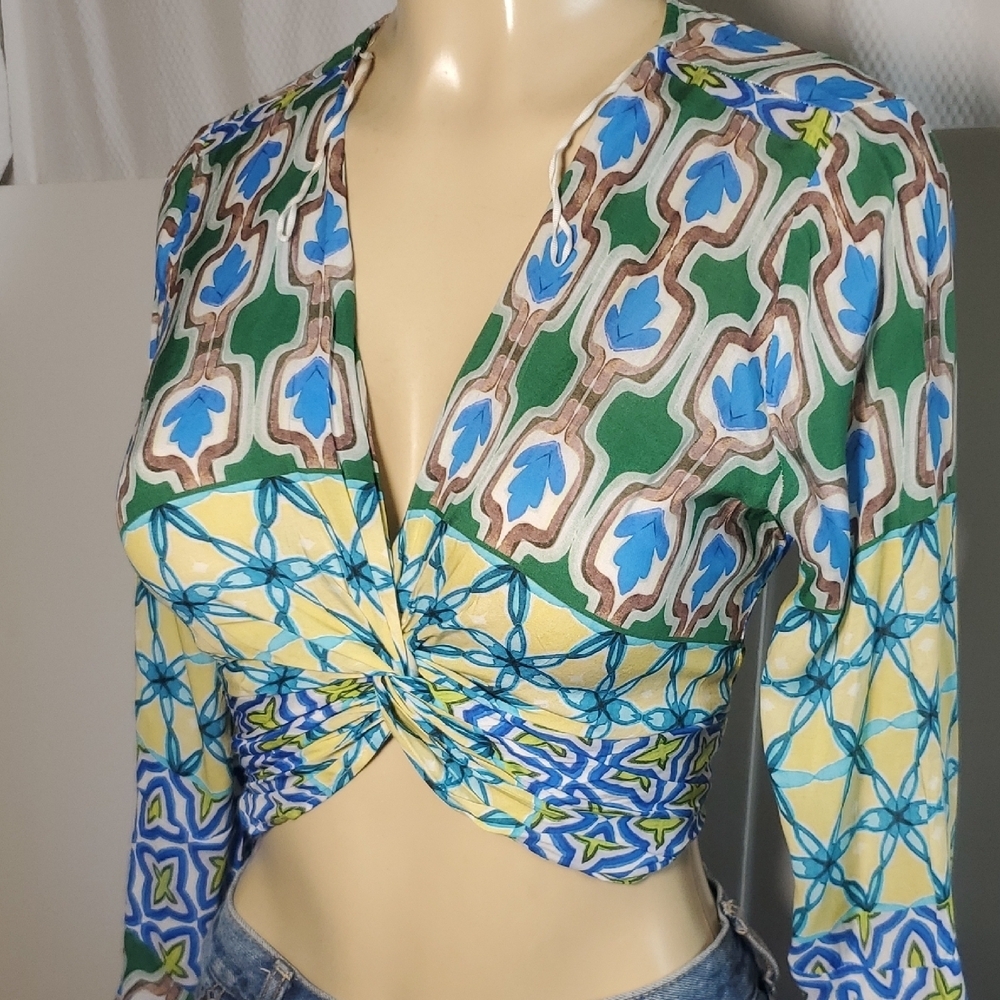 NWT! ZARA Geometric Print Twist Front Crop Blouse Siz XS Geometric Print V-Neck